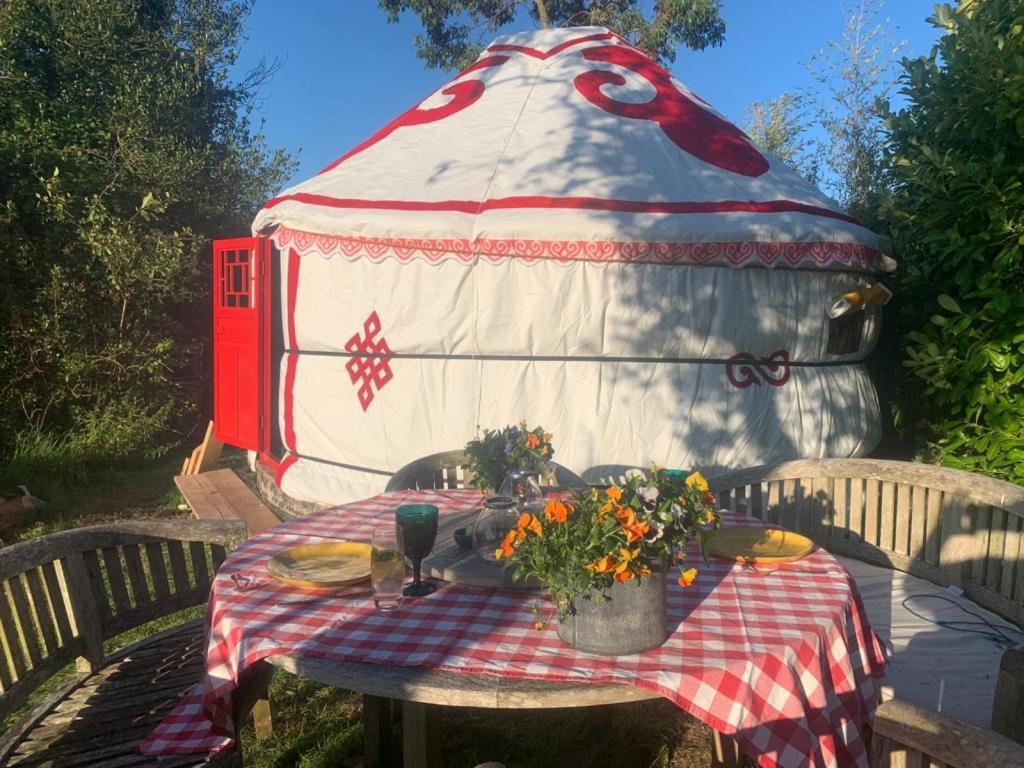 Traditional Yurt @ Longleat Warminster Bagian luar foto